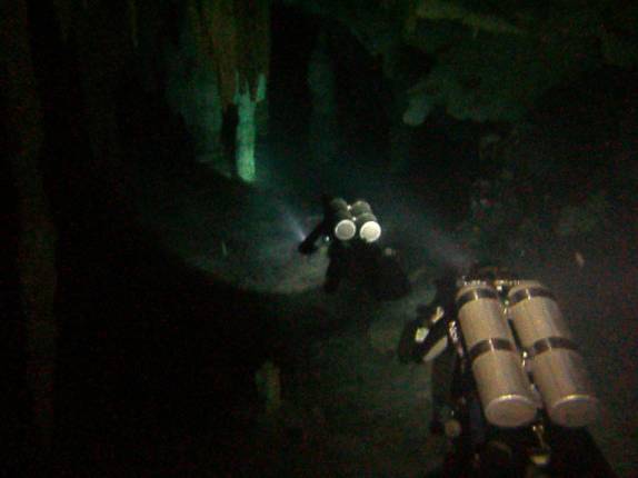 Mergulhando pelos túneis e passagens do Cenote Pet Cementery, em Tulum, no Yucatán, sul do México